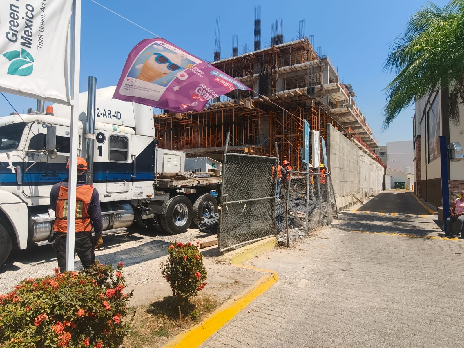 Hombre lesionado tras caerle varillas en una construcción en Aralias II