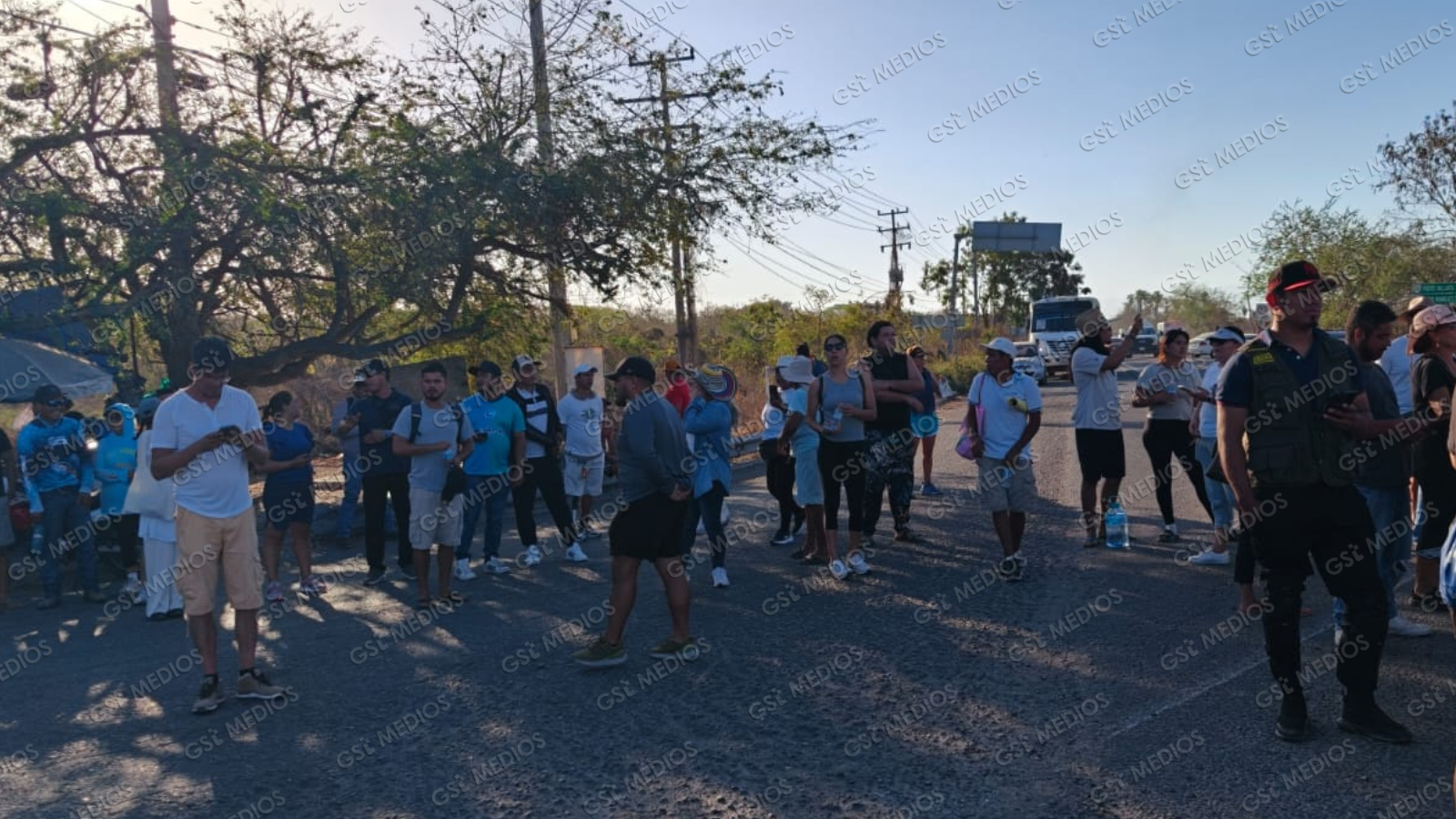 A grito de "No somos delincuentes" se manifiestan en Punta de Mita