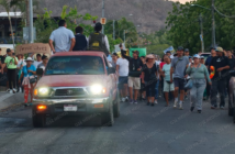 A grito de "No somos delincuentes" se manifiestan en Punta de Mita