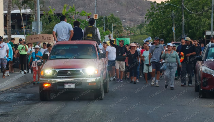 A grito de "No somos delincuentes" se manifiestan en Punta de Mita