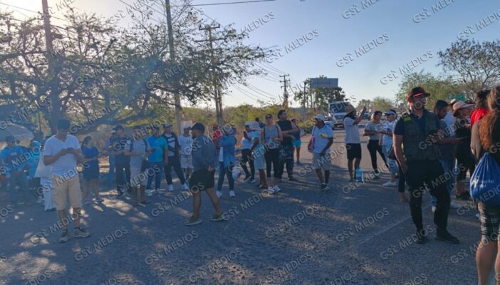 Continúa bloqueo en Punta de Mita