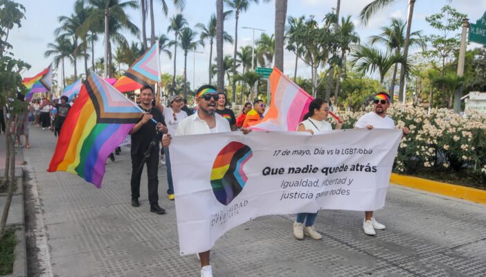Marchan en Puerto Vallarta contra la homofobia, transfobia y bifobia