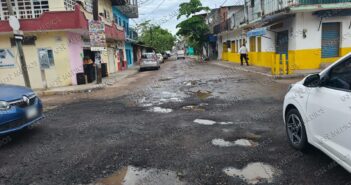 Persisten baches en la calle 20 de Noviembre pese a “reparaciones” del Ayuntamiento