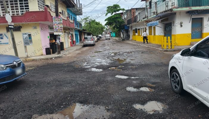Persisten baches en la calle 20 de Noviembre pese a “reparaciones” del Ayuntamiento