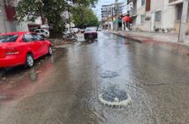 Vallartenses caminan entre aguas negras en la colonia Versalles