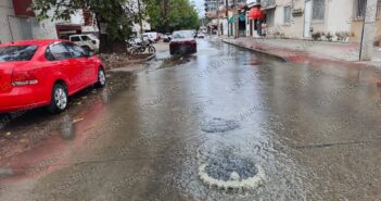 Vallartenses caminan entre aguas negras en la colonia Versalles