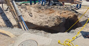 Continúan trabajos para reparar gran socavón en la avenida Prisciliano Sánchez