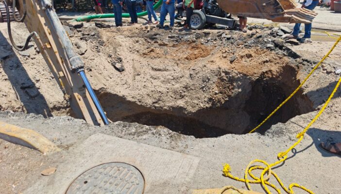 Continúan trabajos para reparar gran socavón en la avenida Prisciliano Sánchez