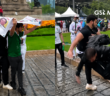 Causa indignación: aficionados usan lona de desaparecidos para cubrirse de la lluvia