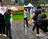 Causa indignación: aficionados usan lona de desaparecidos para cubrirse de la lluvia
