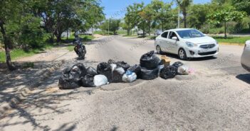 Por hartazgo ante la falta de la recolección de la basura; vecinos bloquean carril en Avenida de Los Poetas