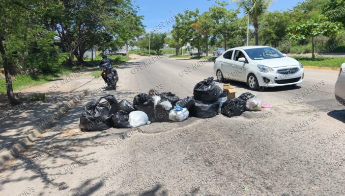 Por hartazgo ante la falta de la recolección de la basura; vecinos bloquean carril en Avenida de Los Poetas
