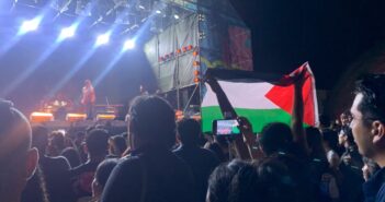 Colectivo Bahía x Palestina se manifiesta durante concierto de James Maslow en la Zona Fan