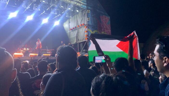 Colectivo Bahía x Palestina se manifiesta durante concierto de James Maslow en la Zona Fan