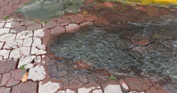 Calles inundadas en Las Glorias por fuga de aguas negras