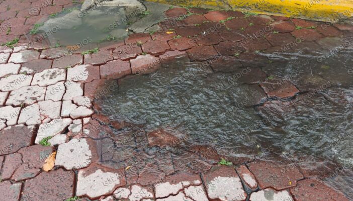 Calles inundadas en Las Glorias por fuga de aguas negras