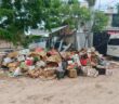 Calle en Loma Bonita, entre montañas de basura y baches: vecinos denuncian abandono total