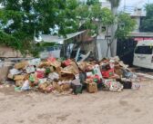 Calle en Loma Bonita, entre montañas de basura y baches: vecinos denuncian abandono total