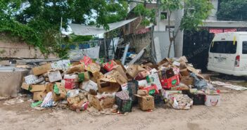 Calle en Loma Bonita, entre montañas de basura y baches: vecinos denuncian abandono total
