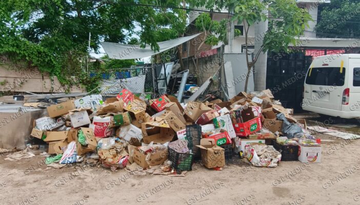 Calle en Loma Bonita, entre montañas de basura y baches: vecinos denuncian abandono total