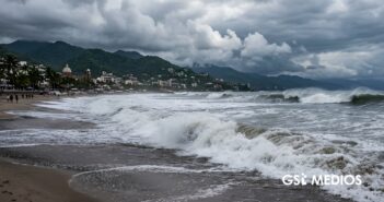 Lluvias fuertes y oleaje elevado se esperan este miércoles en Puerto Vallarta