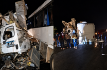 4 muertos y 20 lesionados tras choque de autobús y tráiler en Rosamorada