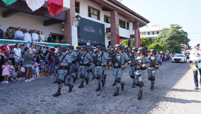 Puerto Vallarta celebra el 216 aniversario de la Independencia con desfile cívico-militar