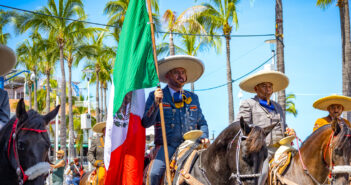 Se lleva a cabo desfile charro en Puerto Vallarta