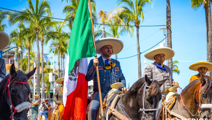 Se lleva a cabo desfile charro en Puerto Vallarta