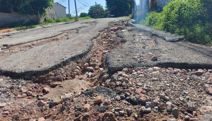 Denuncian baches gigantes en la colonia 12 de Octubre