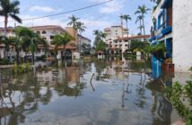 Drenaje colapsa en Las Glorias tras lluvias; aguas negras afectan a locatarios y vecinos
