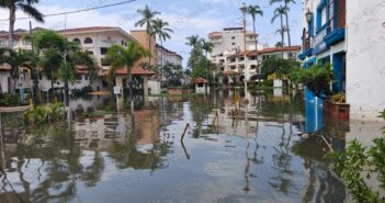 Drenaje colapsa en Las Glorias tras lluvias; aguas negras afectan a locatarios y vecinos