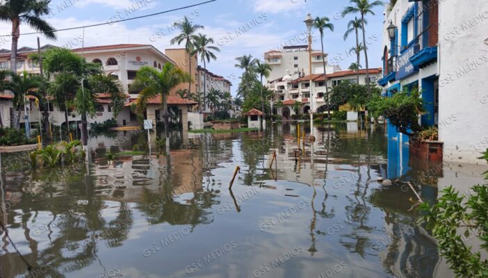 Drenaje colapsa en Las Glorias tras lluvias; aguas negras afectan a locatarios y vecinos