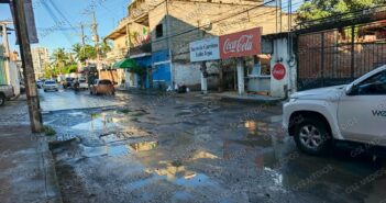 Avenida Politécnico, destrozada por los baches en la colonia Educación