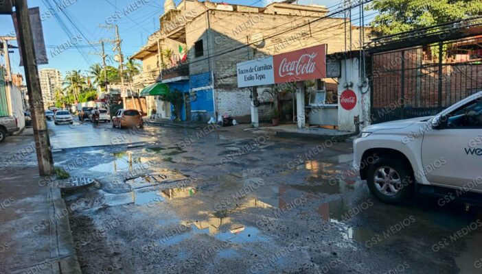 Avenida Politécnico, destrozada por los baches en la colonia Educación