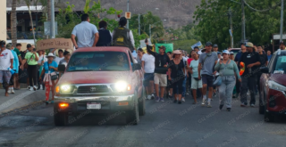 A grito de "No somos delincuentes" se manifiestan en Punta de Mita